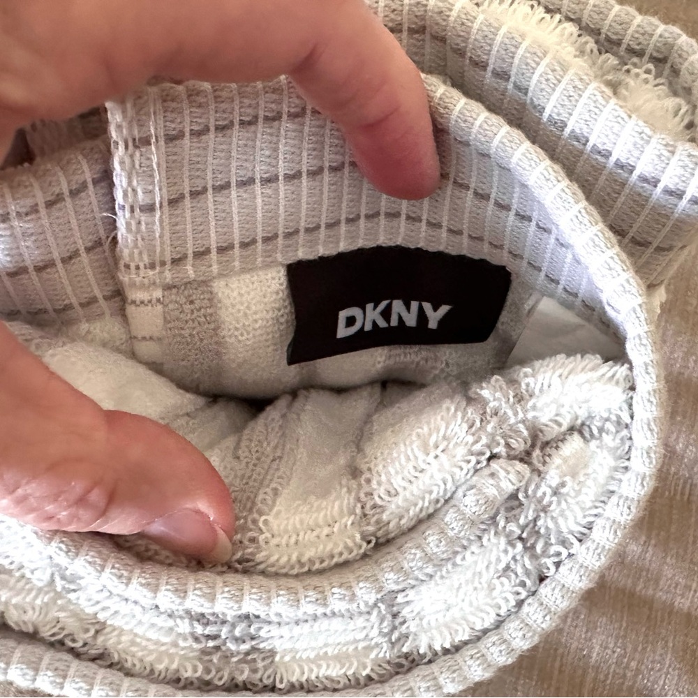 DKNY Hand Towels Set of 2 Cotton Gray & White Stripes NEW - Picture 6 of 7